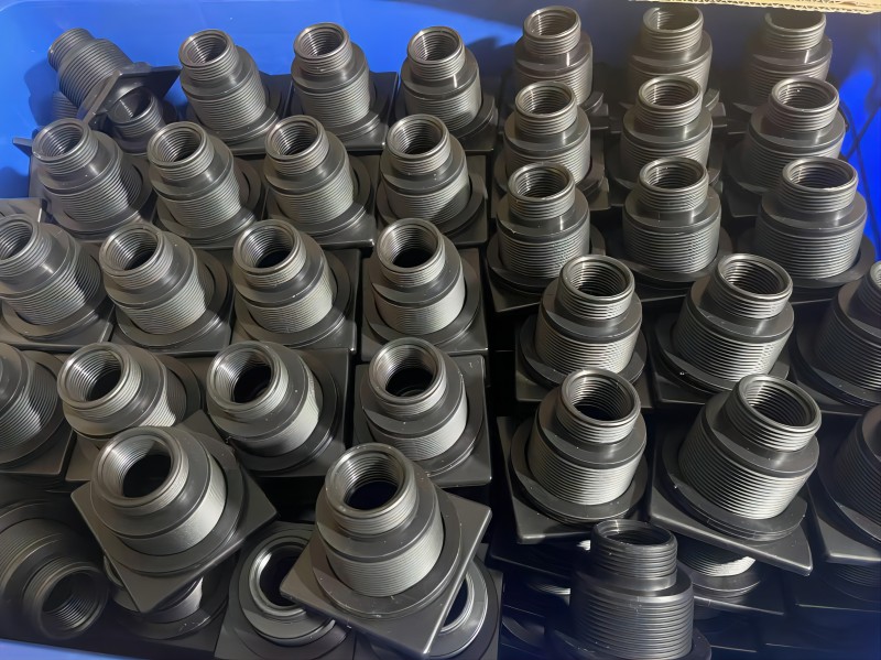 Проект по изготовлению адаптера для IBC-контейнера и уплотнительной прокладки завершен и готов к отгрузке.